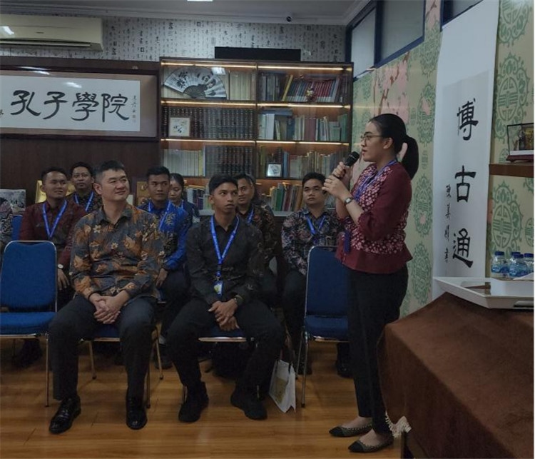 警察學(xué)員用漢語(yǔ)進(jìn)行自我介紹 ?；顒?dòng)主辦方供圖