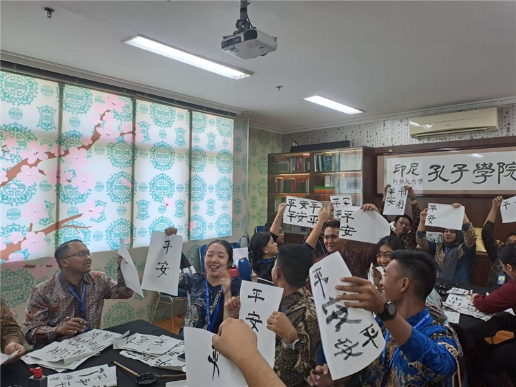 警察學(xué)員們展示書法學(xué)習(xí)成果?；顒?dòng)主辦方供圖