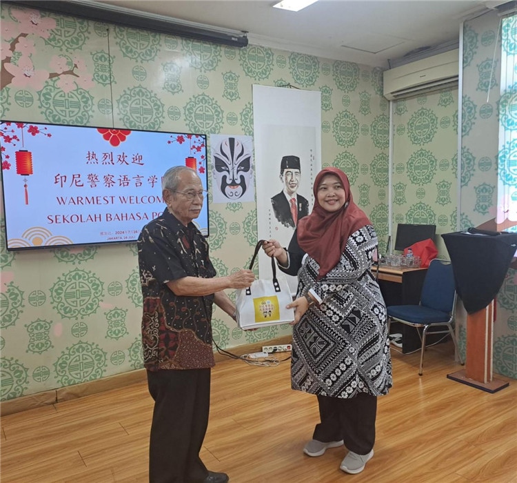 拉哈尤·蘇珊蒂與穆尼交換禮品?；顒?dòng)主辦方供圖