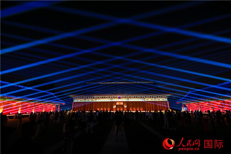 “光影北京——2024世界燈光師大會(huì)”開幕式當(dāng)晚的燈光秀表演。人民網(wǎng)記者 趙益普攝