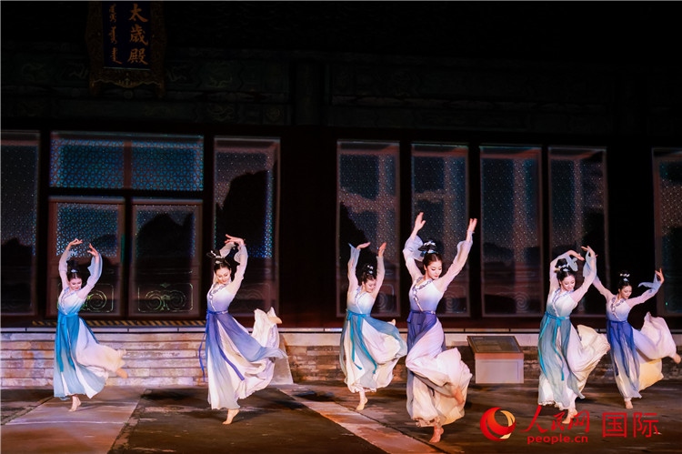 “光影北京——2024世界燈光師大會(huì)”開幕式當(dāng)晚的燈光秀表演。人民網(wǎng)記者 趙益普攝