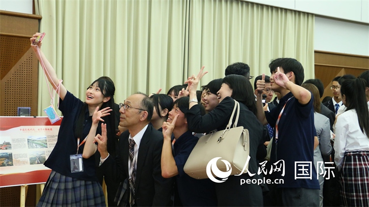 歡迎會現(xiàn)場，中日小大使歡樂互動。人民網(wǎng) 許可攝