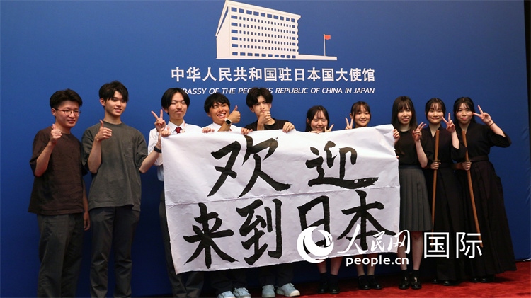 日本小大使現(xiàn)場書寫“歡迎來到日本”。人民網(wǎng) 許可攝