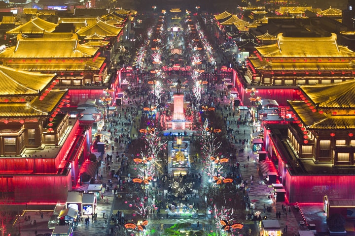 這是2024年2月2日拍攝的西安大唐不夜城景色（無人機(jī)照片）。新華社記者 邵瑞 攝