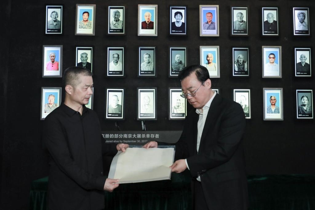 南京大屠殺幸存者高如琴的兒子向軍向侵華日軍南京大屠殺遇難同胞紀(jì)念館捐贈(zèng)高如琴老人相關(guān)物品。（侵華日軍南京大屠殺遇難同胞紀(jì)念館供圖）