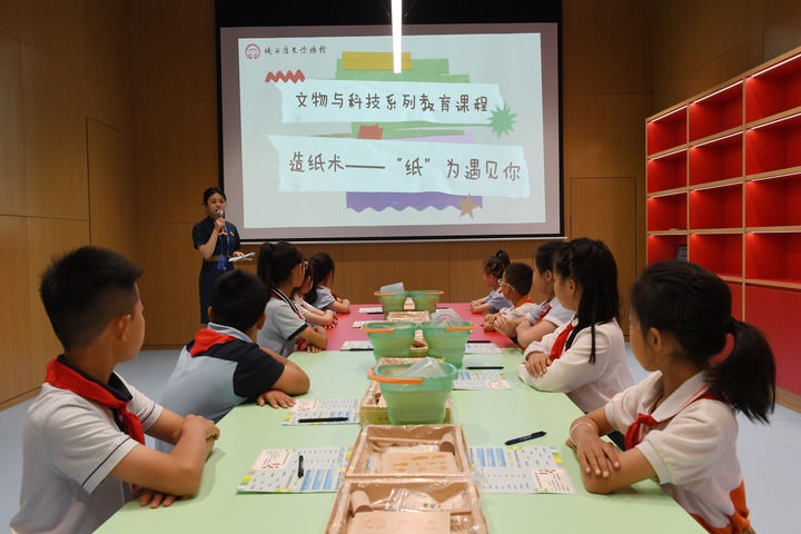 2024年5月18日，小學(xué)生在陜西歷史博物館秦漢館參加“文物與科技”系列教育課程。新華社記者 李一博 攝
