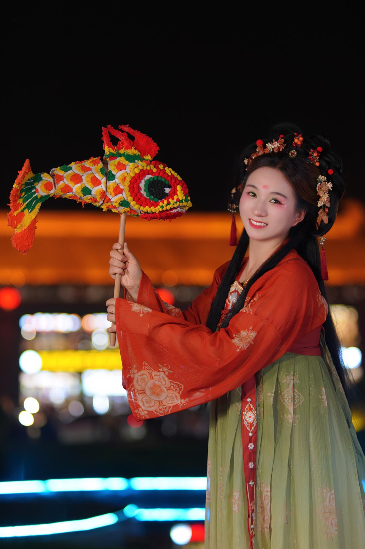 游客身穿漢服漫步在西安大唐不夜城。受訪者供圖