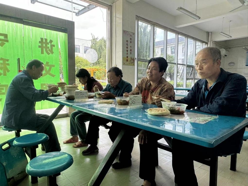 圖為鳳縣河口鎮(zhèn)中心小學臨時安置點內正在吃飯的受災群眾。新華社記者 劉彤 攝