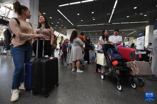 7月19日，受影響航班的旅客在巴西首都巴西利亞機(jī)場(chǎng)等待。新華社發(fā)（盧西奧·塔沃拉 攝）