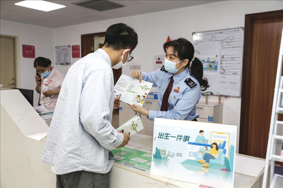 志愿者為葉先生介紹新生兒相關(guān)服務(wù)。云浮市稅務(wù)局供圖
