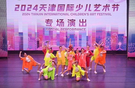 7月22日，來自俄羅斯的舞蹈團演員在藝術(shù)節(jié)上展演。新華社記者 趙子碩 攝