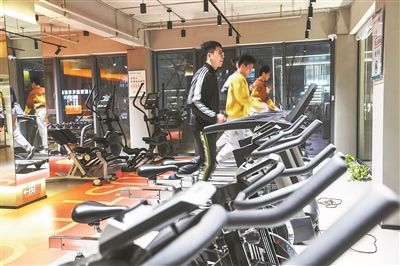年輕人在江蘇省一人才社區(qū)的健身房運動。 新華社記者 楊磊攝