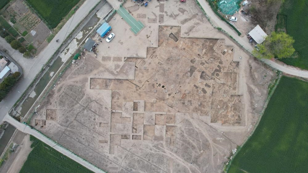 這是2024年3月23日拍攝的四川省廣漢市三星堆遺址發(fā)掘區(qū)（無(wú)人機(jī)照片）。新華社發(fā)（四川省文物考古研究院供圖）