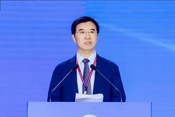 杜玉波在第八屆產(chǎn)教融合發(fā)展大會(huì)上作主旨報(bào)告。中國高等教育學(xué)會(huì)供圖