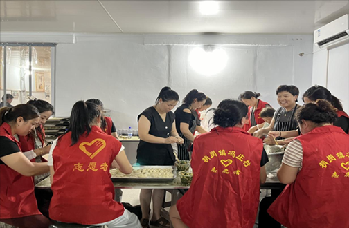 志愿者在以孝治家大食堂工作。（受訪者供圖）