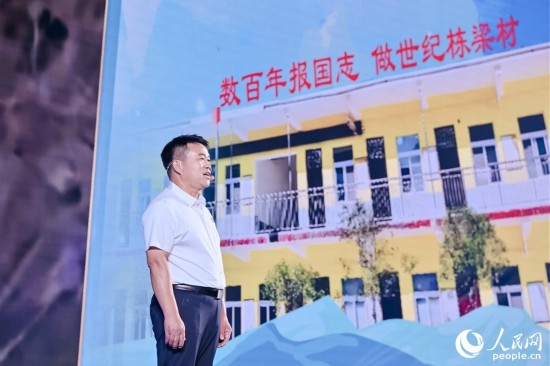 張玉滾分享用一根扁擔送孩子們走出大山的故事。人民網(wǎng)攝