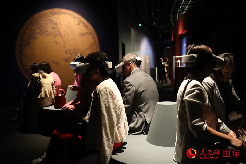 嘉賓在展覽“傳奇之旅：馬可·波羅與絲綢之路上的世界”VR體驗(yàn)區(qū)參觀。人民網(wǎng) 殷韜攝