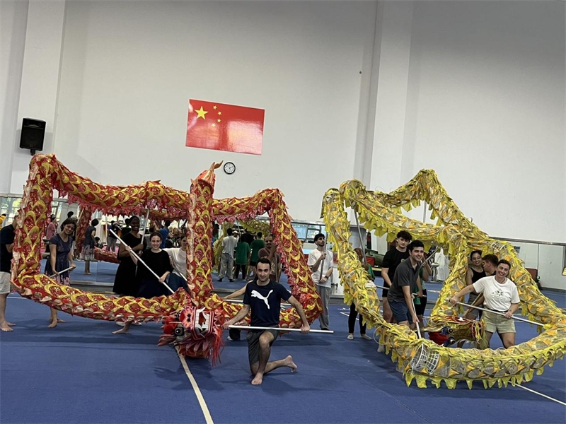 在中國和巴西共迎兩國建交50周年之際，巴西圣保羅州立大學(xué)孔子學(xué)院今年7月成功組織多批、近40名巴西青少年來華進(jìn)行短期訪問交流，圖為訪問團(tuán)成員在中國參加文化體驗活動。 巴西圣保羅州立大學(xué)孔子學(xué)院供圖