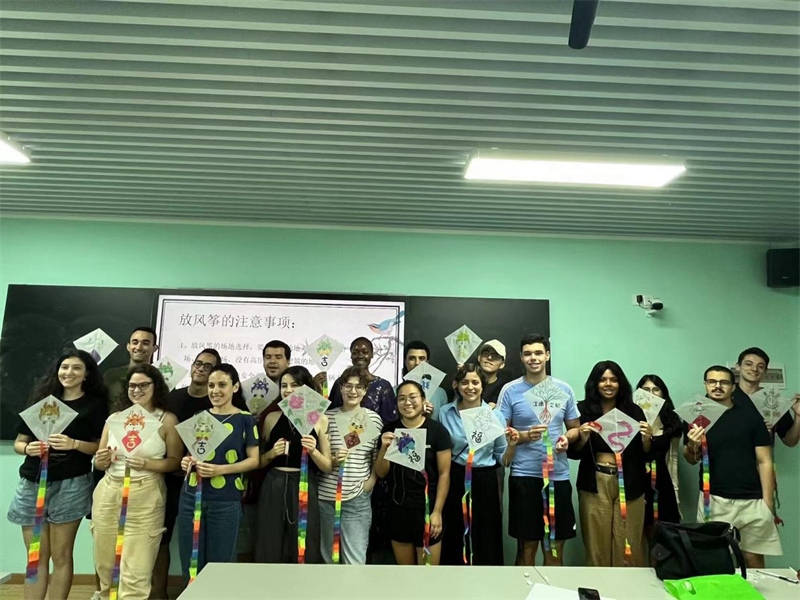 在中國和巴西共迎兩國建交50周年之際，巴西圣保羅州立大學(xué)孔子學(xué)院今年7月成功組織多批、近40名巴西青少年來華進(jìn)行短期訪問交流，圖為訪問團(tuán)成員參加文化體驗活動。 巴西圣保羅州立大學(xué)孔子學(xué)院供圖