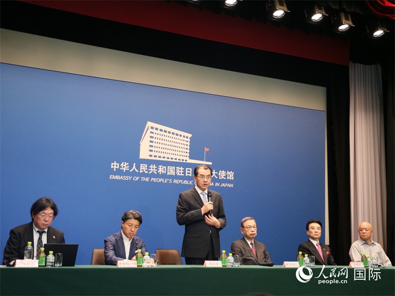 中國(guó)駐日本大使吳江浩（左三）致辭。人民網(wǎng) 許可攝