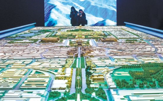 首都博物館“輝煌中軸”展廳內(nèi)，十六米長的中軸線沙盤，配以立體投影技術(shù)，展現(xiàn)北京中軸線之壯美。 本報(bào)記者 武亦彬攝