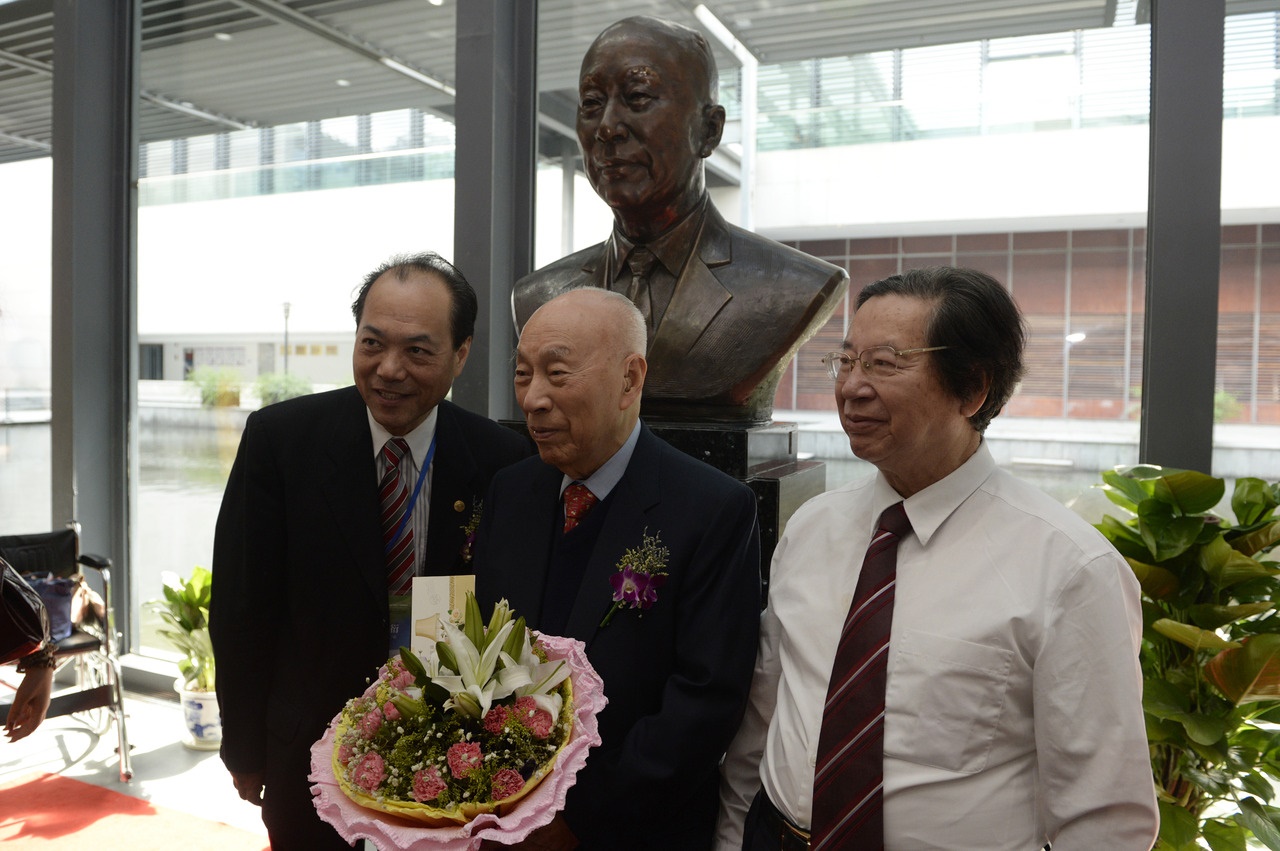 2014年7月31日，“寧波幫”代表人士李達(dá)三（中）在自己的塑像前留影。圖片來源：新華社