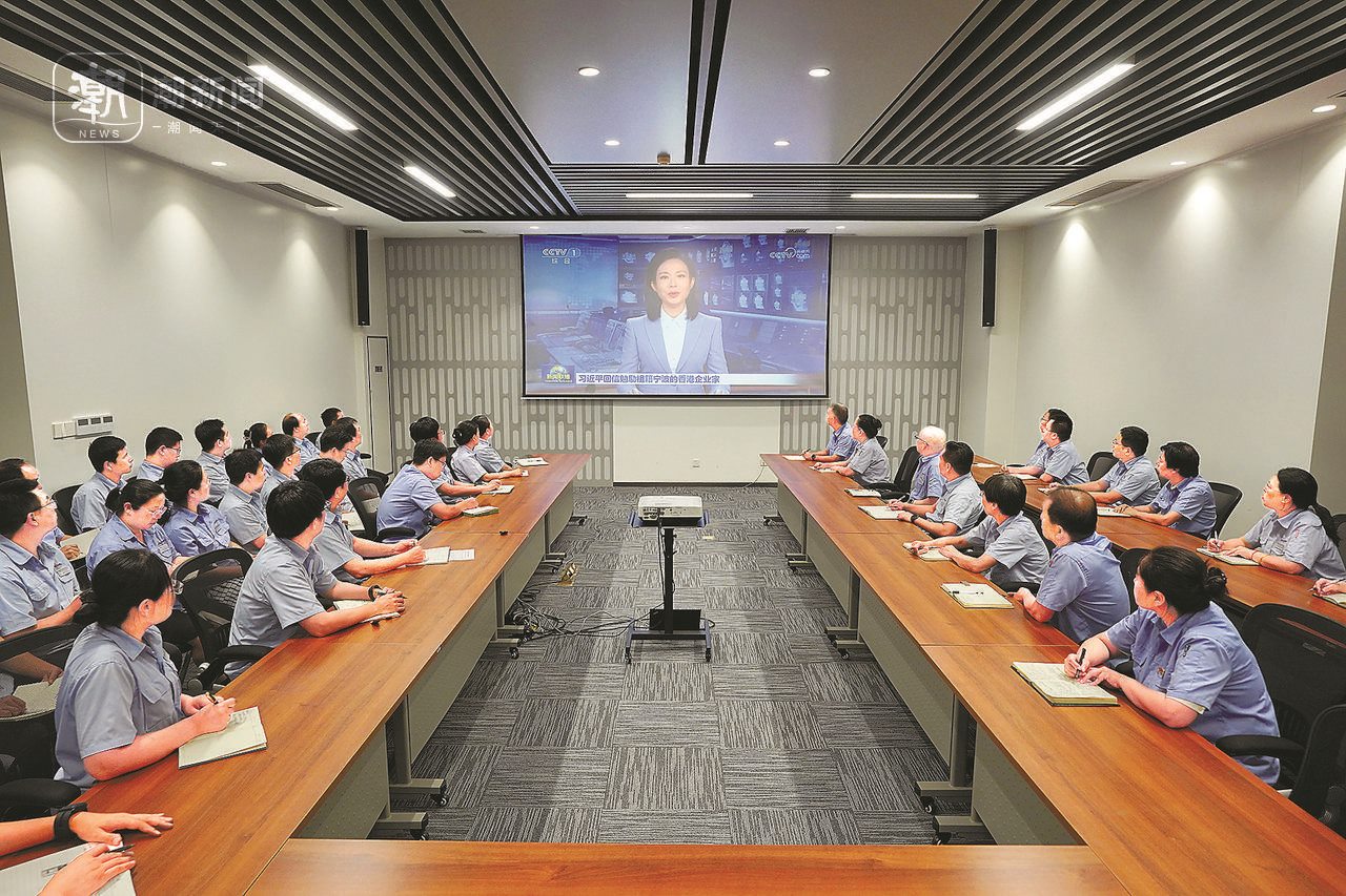 2024年8月1日晚，寧波永新光學(xué)股份有限公司員工集體觀看央視《新聞聯(lián)播》關(guān)于國家主席習(xí)近平給包陪慶、曹其鏞等祖籍寧波的香港企業(yè)家回信的報(bào)道。潮新聞?dòng)浾?賀元?jiǎng)P 彭鵬 周旭輝 攝