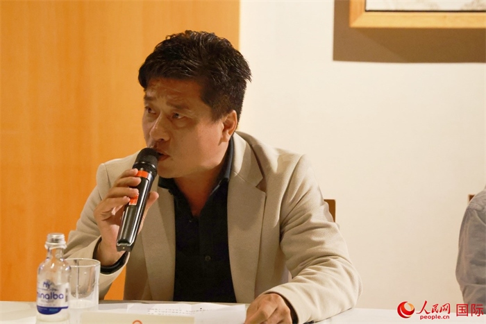 巴西中國浙江商會會長鄭俠茂在座談會上致辭。人民網(wǎng)記者 陳海琪攝