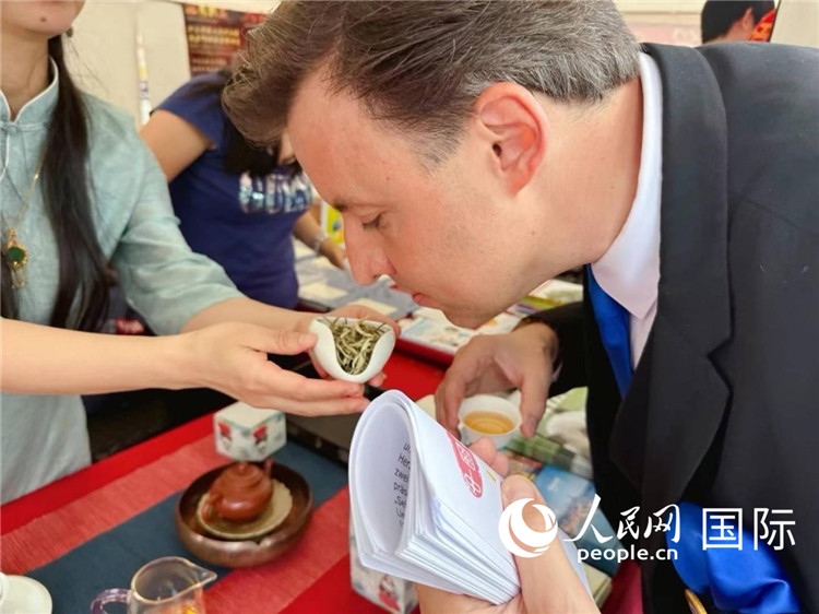 德國市民品鑒中國茶。人民網記者 劉赫攝