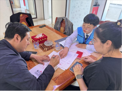 棋蒙政務(wù)企業(yè)服務(wù)中心幫辦代辦員為高老先生上門辦理業(yè)務(wù)。鄂托克旗政務(wù)服務(wù)與數(shù)據(jù)管理局供圖