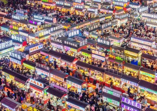 2024年4月21日，人們在河北省正定縣小商品夜市品嘗美食（無人機照片）。新華社發(fā)（武志偉 攝）