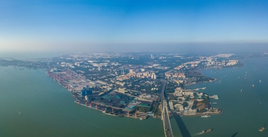 海南自貿(mào)港重點園區(qū)——洋浦經(jīng)濟開發(fā)區(qū)（2023年12月31日攝，無人機全景照片）。新華社記者 蒲曉旭 攝