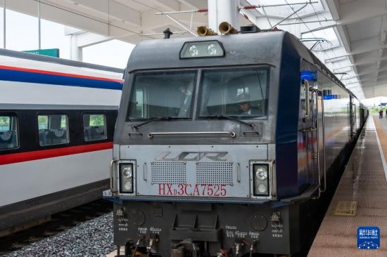 8月5日，由老撾籍火車司機(jī)獨(dú)立駕駛的滿載貨物的列車駛出中老鐵路萬象站。新華社發(fā)（凱喬 攝）
