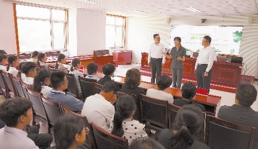 圖③：干警以表演節(jié)目的形式宣傳保護生態(tài)環(huán)境的法律法規(guī)。