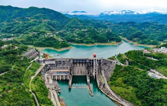 這是陜西安康水電站大壩（2024年6月21日攝，無人機照片）。新華社記者 蔡湘鑫 攝