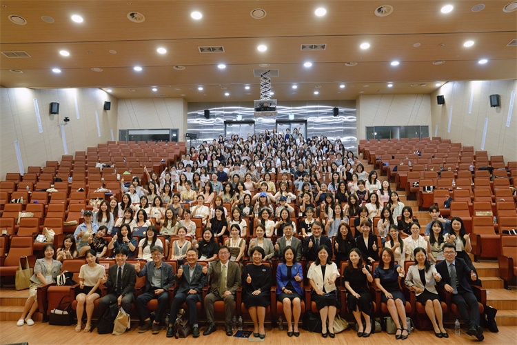 8月5日，第十一屆在韓國際中文教育志愿者崗中培訓(xùn)舉行開班儀式。圖為活動(dòng)現(xiàn)場合影。 教育部中外語言交流合作中心供圖