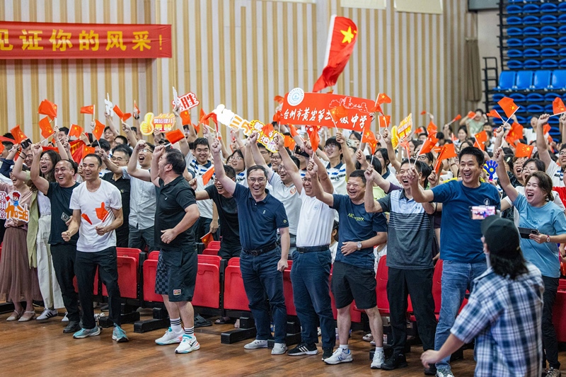 北京時(shí)間7月27日，2024年巴黎奧運(yùn)會(huì)首個(gè)比賽日，在射擊10米氣步槍混合團(tuán)體比賽中，中國(guó)選手黃雨婷/盛李豪獲得金牌。圖為黃雨婷的母校師生們通過收看奧運(yùn)直播的方式為她加油助威。