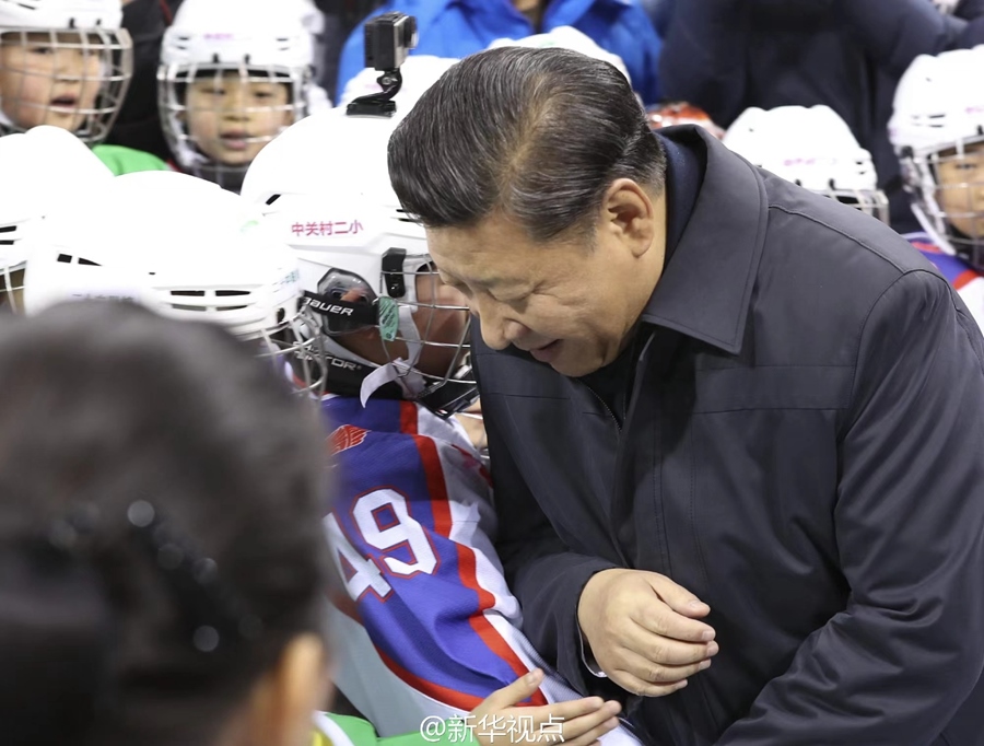 2017年2月24日，習(xí)近平總書記在北京五棵松體育中心考察時同青少年冰球愛好者“撞肩”，表示相互問候。新華社記者 丁林 攝
