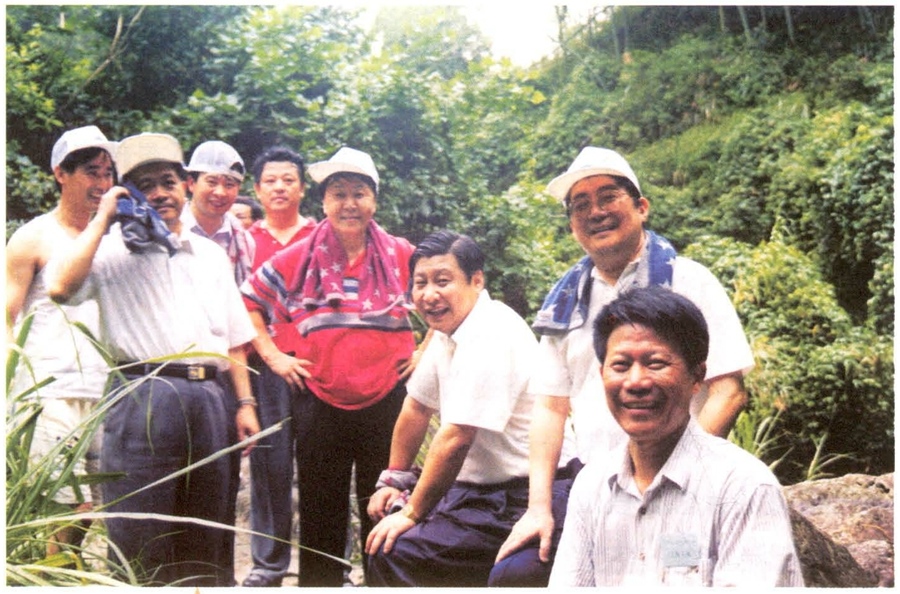1999年6月，習(xí)近平在福州森林公園參加紀念毛主席“發(fā)展體育運動，增強人民體質(zhì)”題詞47周年登山健身活動。（資料照片，來源：《習(xí)近平在福建》（下））