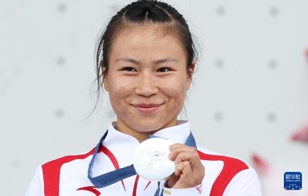 北京時間8月7日，在巴黎奧運會攀巖女子速度賽比賽中，中國選手鄧麗娟獲得銀牌。圖為亞軍中國選手鄧麗娟在頒獎儀式上。新華社記者 高靜 攝