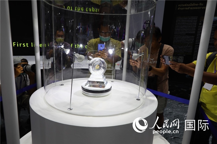 “嫦娥五號”探測器從月球帶回的月球樣品在泰國展出。人民網(wǎng)記者簡承淵攝