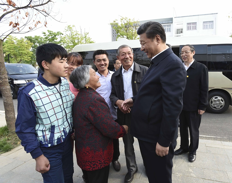 2016年4月25日，習(xí)近平在安徽省滁州市鳳陽縣小崗村看望當(dāng)年大包干帶頭人嚴(yán)金昌（右三）一家。