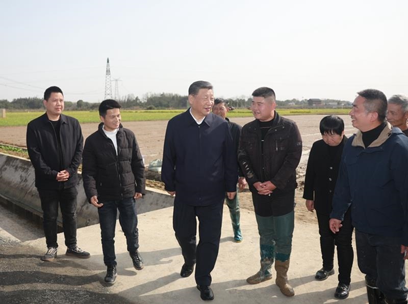 2024年3月19日，習(xí)近平總書記在湖南常德市鼎城區(qū)謝家鋪鎮(zhèn)港中坪村，同種糧大戶、農(nóng)技人員、基層干部親切交流。