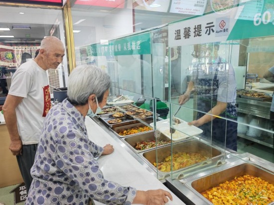 老年人在清水灣社區(qū)食堂就餐。新華社記者 鄒欣媛 攝