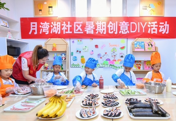 漯河市月灣湖社區(qū)青少年活動室里，志愿者教孩子們做手工。 齊國霞攝