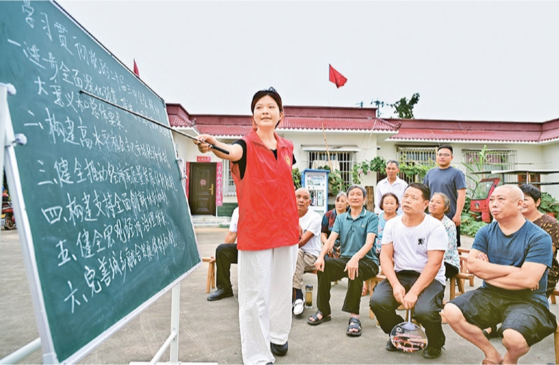 學習好貫徹好黨的二十屆三中全會精神，是當前和今后一個時期全黨全國的一項重大政治任務。圖為2024年7月27日，四川省眉山市仁壽縣“小黑板”宣講小分隊，向基層黨員干部群眾宣講黨的二十屆三中全會精神。 人民圖片 潘帥/攝