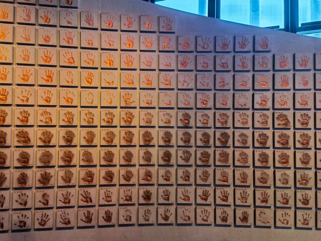 圖為侵華日軍南京大屠殺遇難同胞紀(jì)念館“三個(gè)必勝”展廳排列的648個(gè)鮮紅的手?。ň植浚?。新華社記者 邱冰清 攝