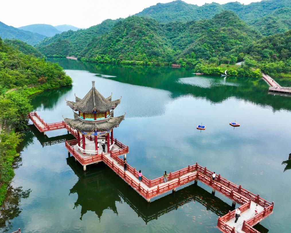 2024年8月11日，游客在湖南省雙牌縣陽明山國(guó)家森林公園萬和湖休閑游玩。新華社發(fā)（周秀魚春攝）