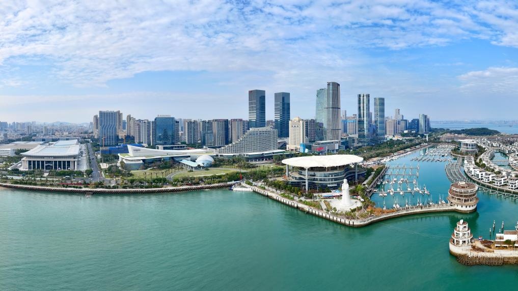2024年1月24日拍攝的廈門國(guó)際會(huì)議中心、環(huán)島路一帶濱海城市景觀。新華社記者姜克紅攝