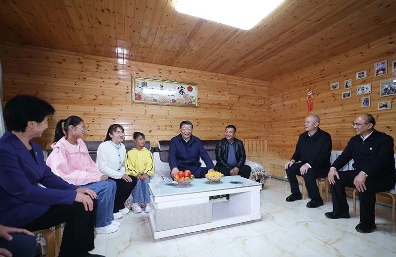 △2023年9月6日，習(xí)近平總書記在黑龍江大興安嶺地區(qū)漠河市北極村，同村民史瑞娟一家親切交談。